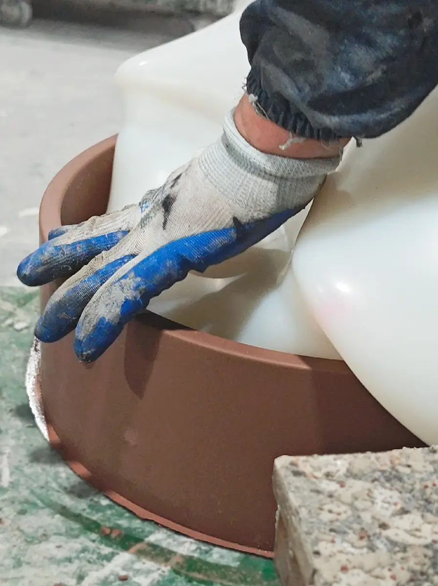 Demoulding a raw concrete washbasin casting