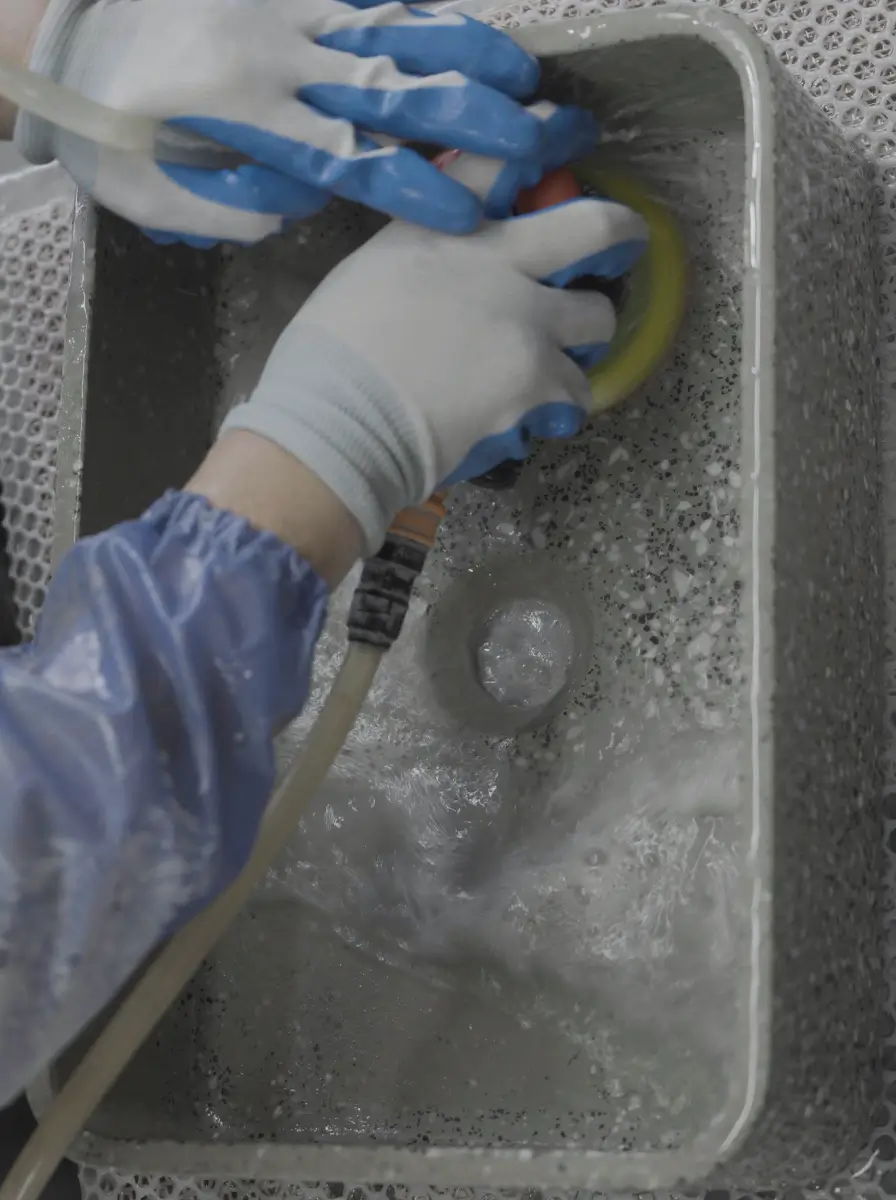 Wet grinding of a concrete washbasin at the Janedo factory